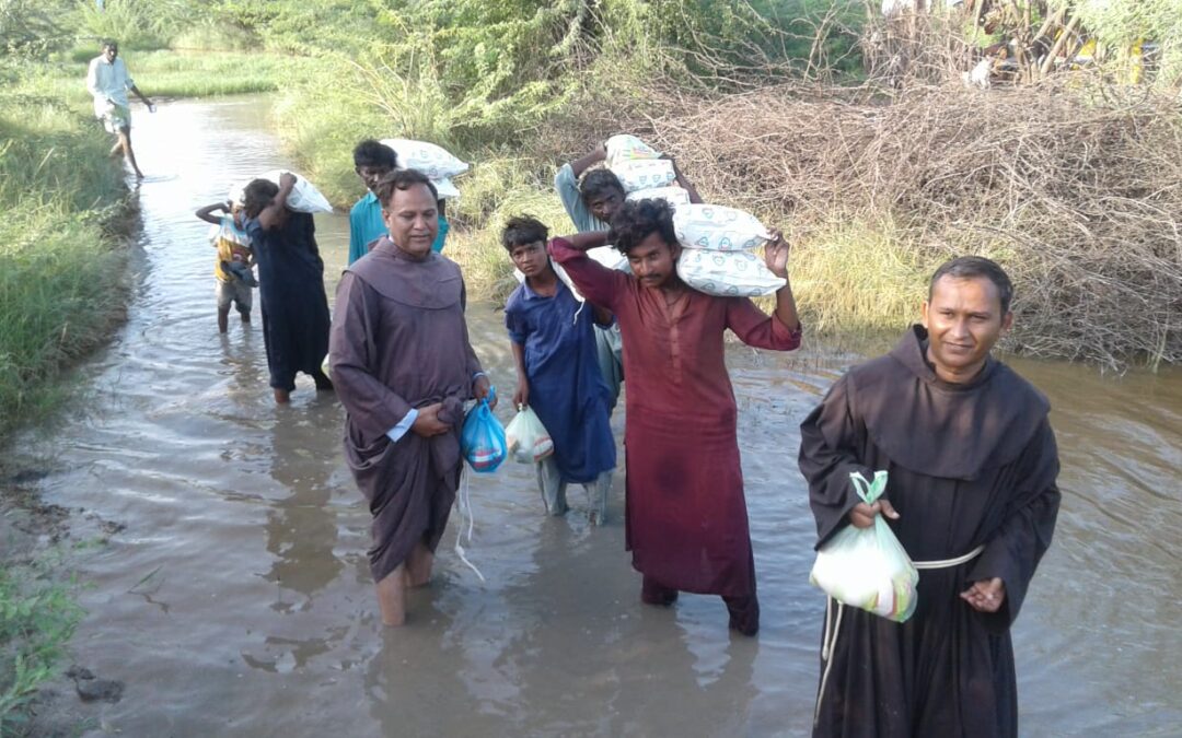 In Pakistan, erigendo argini di solidarietà contro la furia delle inondazioni